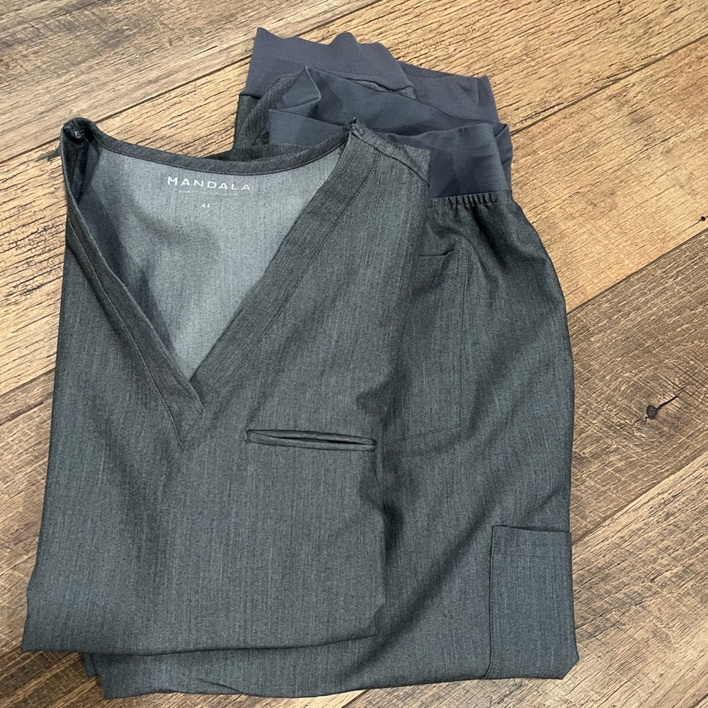 Mandala gray scrubs XL, XL petite